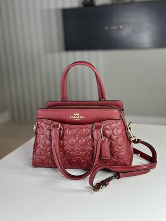 شنطة كوتش سجنشر لذر ميني darcie بلون كرزي كويلتد