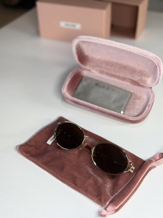 نظارة ميو ميو لوقو اوليف باللون البني  Miu Miu Logo sunglasses