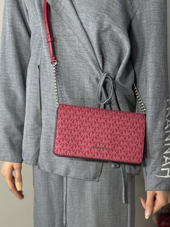 جت ست كروس بودي سجنشر من مايكل كورس  MICHAEL KORS Jet Set Signature Logo Crossbody