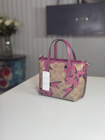 شنطة كوتش ميني سيتي توت ليميتد ادشن بربطات (باو) City Mini Tote Bag In Signature Canvas With Bow Print