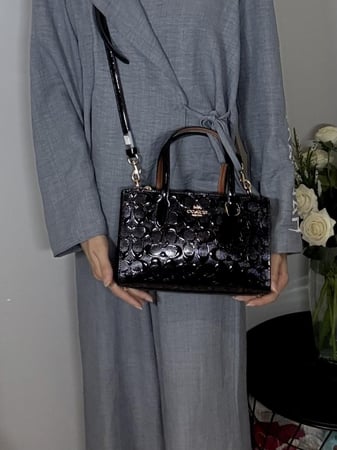 شنطة كوتش توت صغيره نينا سجنشر بلون اسود اامبوزد  Nina Small Tote Bag In Signature Leather Black