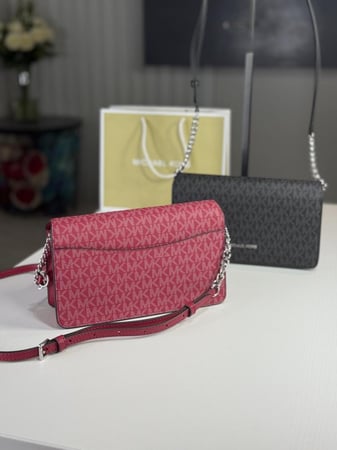 جت ست كروس بودي سجنشر من مايكل كورس  MICHAEL KORS Jet Set Signature Logo Crossbody