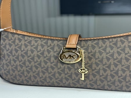 شنطة كتف مايكل كورس ليرا lyra- بني سجنشر/ ذهبي