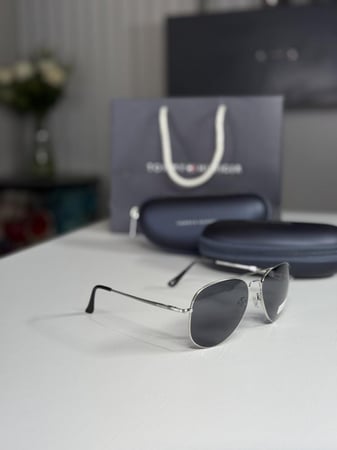 نظارة تومي هيلفيغر كلاسيك افيتور سكوير برج فريم معدنيه بعدسات اسود 57mm OM689