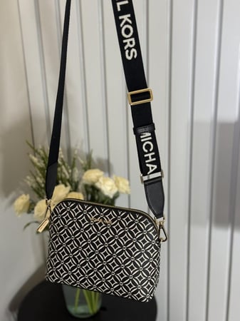 مايكل كورس سيدني بطبعه اسود وابيض 38F3GCPC3R BLK/LT CREAM LG DOME XBODY W/ WBG STRP وسير سجنشر قماش