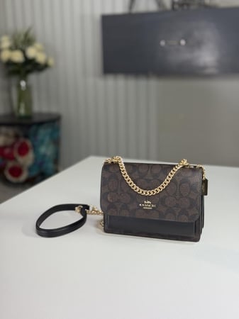 شنطة كوتش كلير اكس سمول بلون بني سجنشر / اسود Mini Klare Crossbody Bag