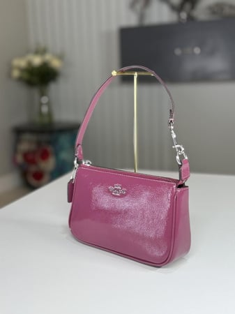 شنطة كوتش كتف نوليتا ١٩  بلون برجندي لماع  Nolita 19 coach