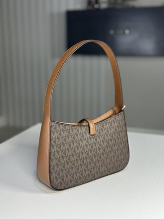 شنطة كتف مايكل كورس ليرا lyra- بني سجنشر/ ذهبي