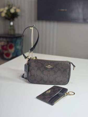 شنطة كوتش نتاليا مقاس 19 بلون سجنشر بني و اسود (مع محفظه) -Coach Nolita 19 In Colorblock Signature
