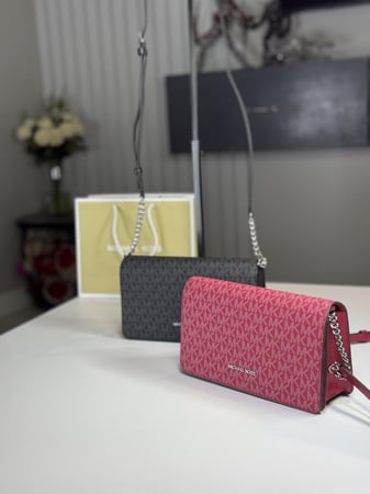 جت ست كروس بودي سجنشر من مايكل كورس  MICHAEL KORS Jet Set Signature Logo Crossbody