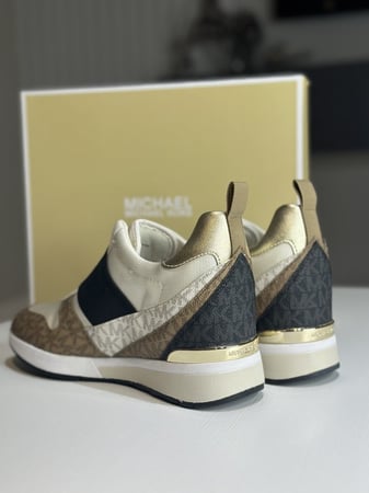 مايكل كورس شوز بدون خيوط