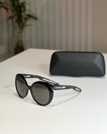 بنظارة بالنسياقا فريم اسود درجتين