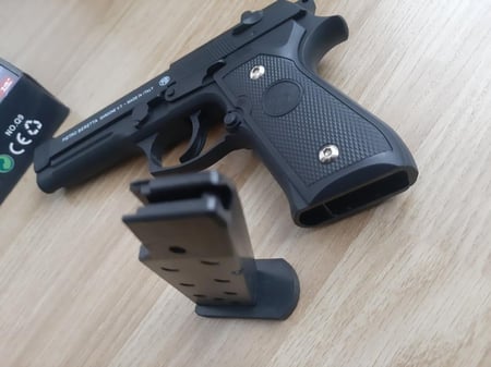 مسدس بريتا الايطاليBERETTA خرز حديد وبلاستيك بمخزن مشط اسود