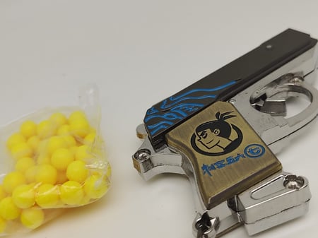 ميدالية مسدس خرز حديد