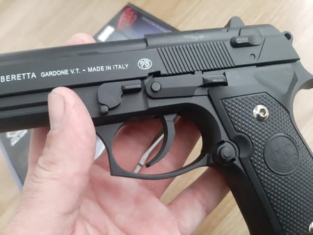 مسدس بريتا الايطاليBERETTA خرز حديد وبلاستيك بمخزن مشط اسود