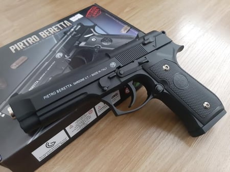 مسدس بريتا الايطاليBERETTA خرز حديد وبلاستيك بمخزن مشط اسود