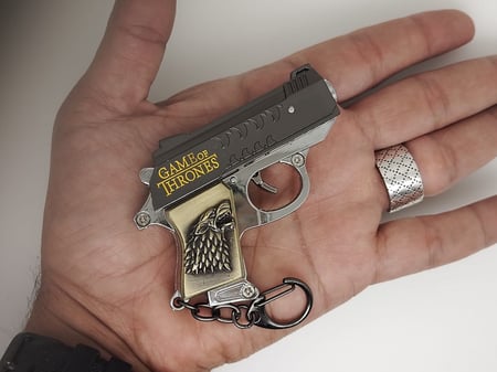 ميدالية مسدس خرز حديد