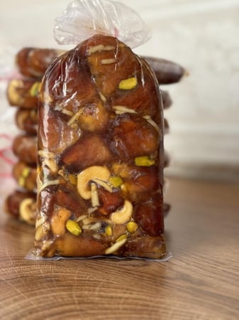 سكري محشي لوز ومضاف له 5 أنواع مكسرات وزن الكيس 350 جرام تقريباً