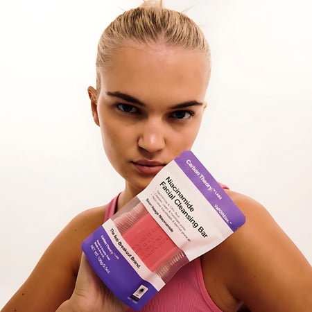 صابونة تنظيف الوجه بالنياسيناميد من كاربون ثيوري 100 جم