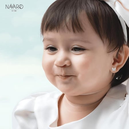 حلق طبي أطفال شايني بترفلاي لون فضي من نافارو