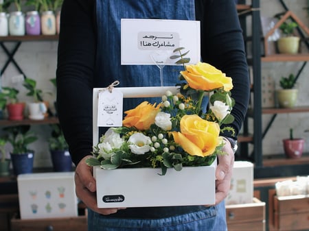 هدية أنيقة للمواليد في صندوق أبيض خشبي مزين بورد الجوري الاصفر بالرياض