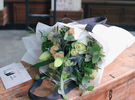 باقة ورد فاصلة كلنا بك فخر