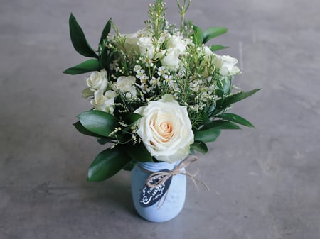 فازة ورد فاصلة تفاصيل رقيقة