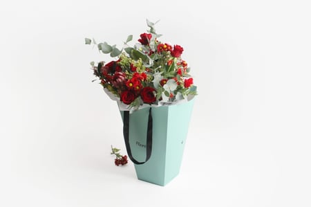 حقيبة ورد احمر