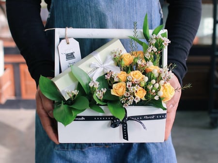 هدية شفاء أنيقة صندوق أبيض خشبي مزين بورد أصفر مع شوكولاته بالرياض