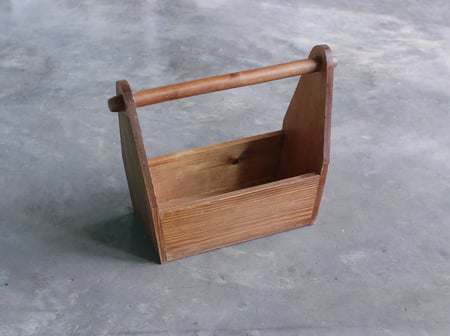 سلة خشبيه انيقة باللون البني لتنسيق هديتك بتوصيل داخل بالرياض