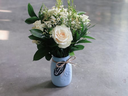 فازة ورد فاصلة تفاصيل رقيقة