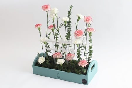 ورد في صندوق خشبي