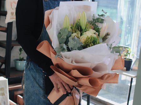 باقة ورد فاصلة ألف مبروك