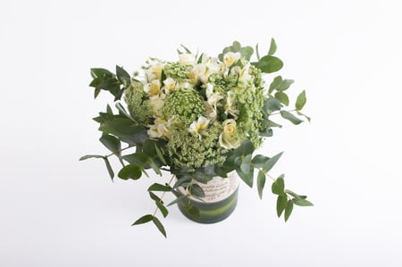 فازة ورد بورق اخضر