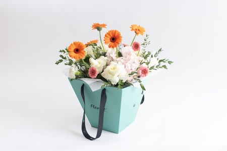 حقيبة ورد ملونة