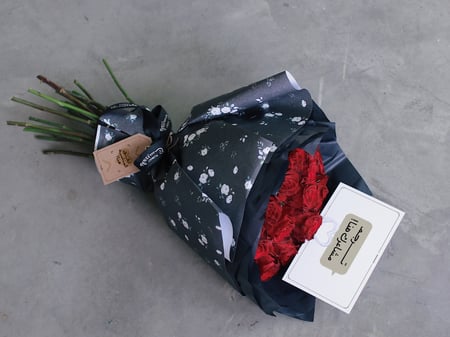 باقة ورد فاصلة روز حمراء