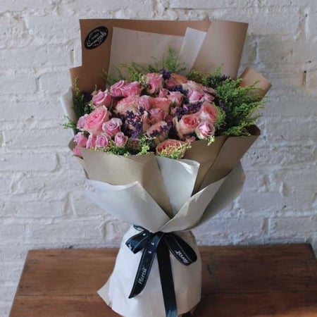 هدية باقة ورد أنيقة بتوصيل سريع داخل الرياض من فلوريست