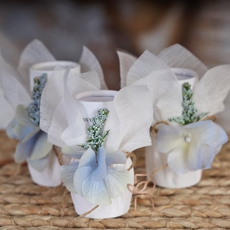 عطر بتغليف ابيض وسماوي