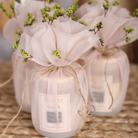 شمعة بتنسيق الورد المجفف