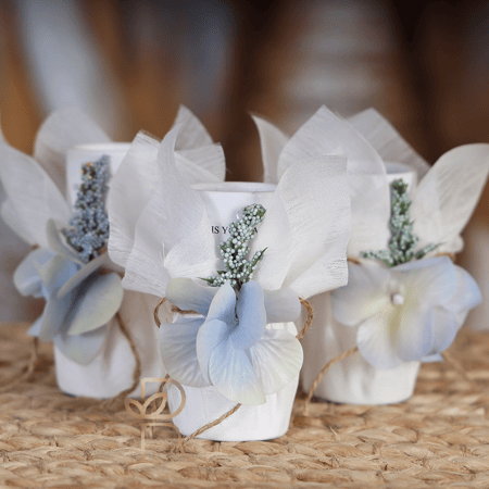 عطر بتغليف ابيض وسماوي