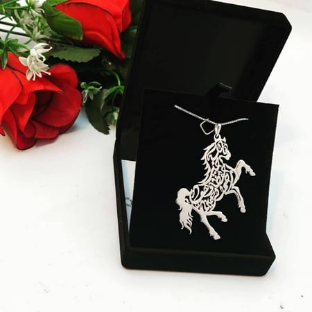 تعليقة سياره مع رسمة حصان اكسسوارات روز