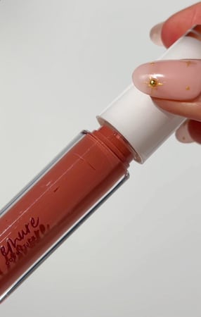 Strike lipgloss