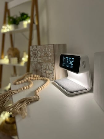 ساعه رقمية مع مصباح وشاحن لاسلكي