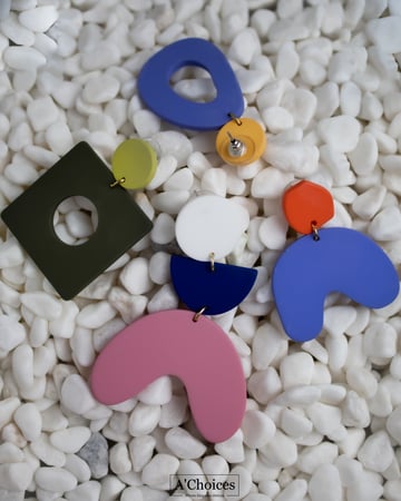 اقراط مصنوعة من الإكريليك الملون بعدة أشكال مختلفة