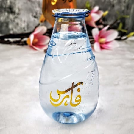 علب ماء  مع الكتابة