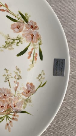 مجموعة تصميم  روز  مع صحن