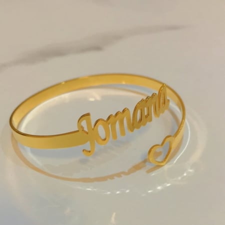 اسورة بالاسم وفي نهايتها قلب تصميم أنيق ورومانسي