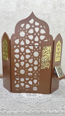 منظم سجاد للصلاة بني