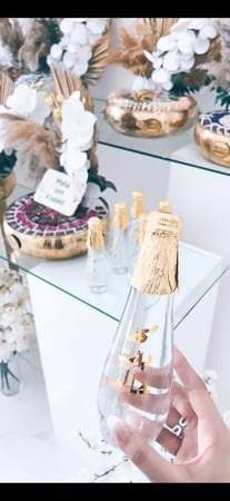 زجاجه المياه مع كتابه اسم المولود