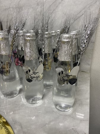 زجاجه مياه مع كتابه الاسم